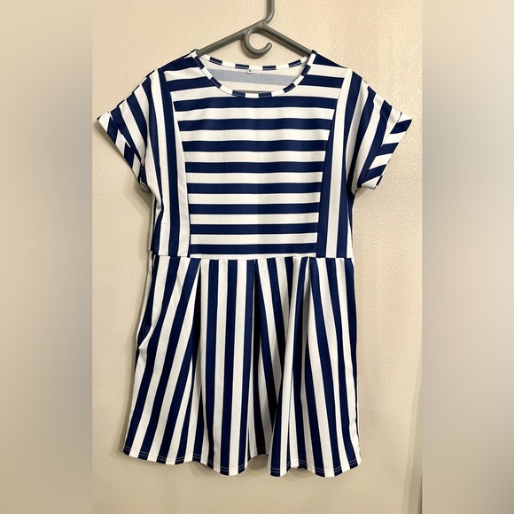 Short sleeved dress with pockets - Picture 1 of 2